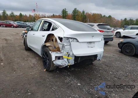 2024 Tesla Model Y Long Range Dual Motor All-Wheel Drive z USA, uszkodzony, nr VIN 7SAYGAEEXRF152474